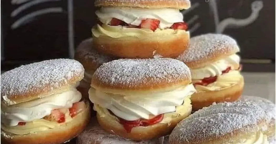 Gogoși cu Frișcă și Căpșune
