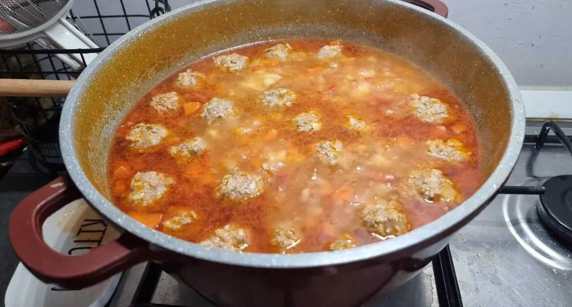 Ciorbă de Perișoare – Rețetă Tradițională Ușoară și Delicioasă