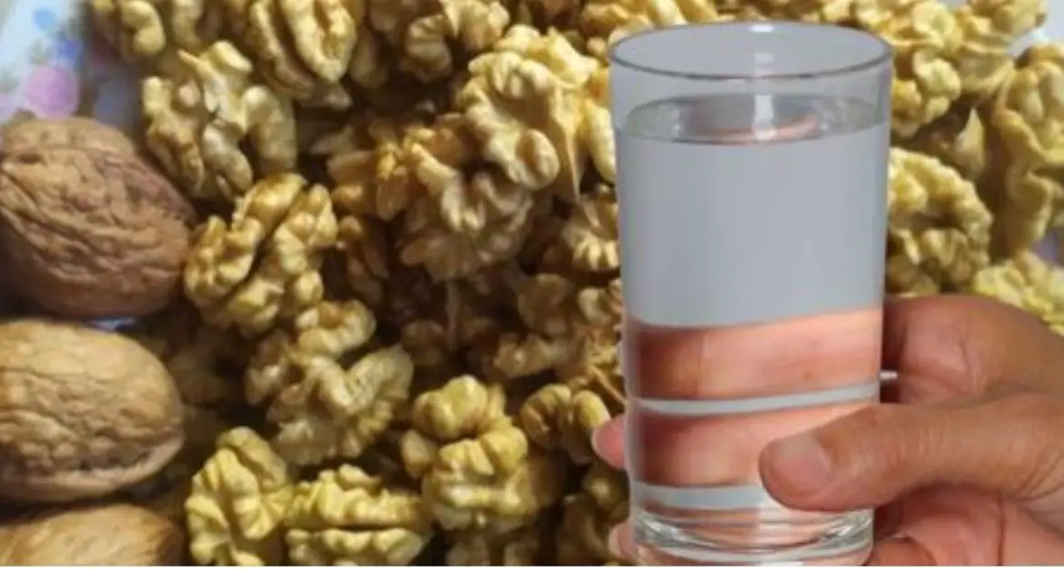 Apa de Nuci – Beneficiu pentru Tiroidă, Diabet, Inimă și Combaterea Oboselii