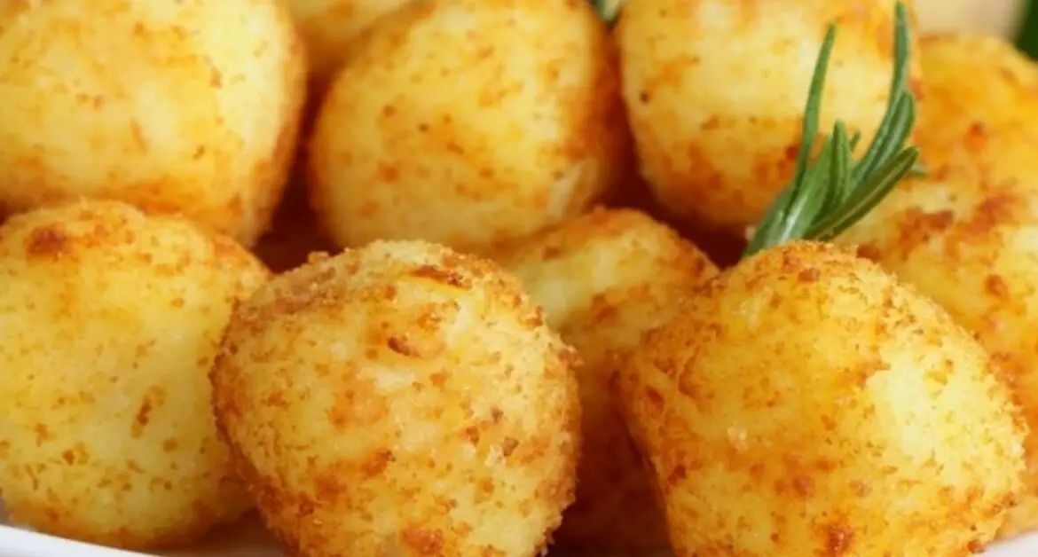 Rețetă Chifteluțe de Cartofi și Brânză – Delicii Crocante și Sățioase