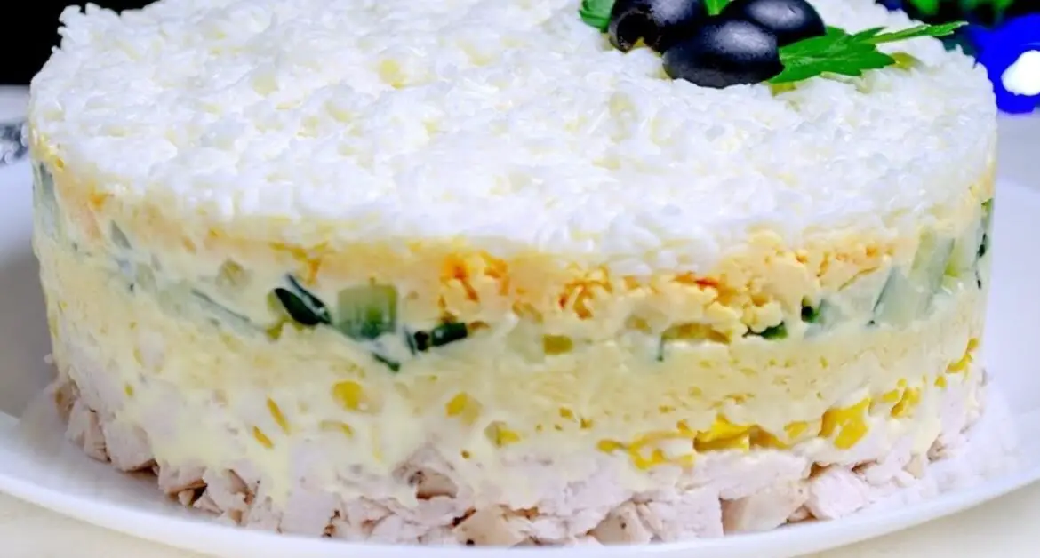 Salată cu Pui, Ouă și Porumb – Rețetă Festivă și Ușoară pentru Orice Masa