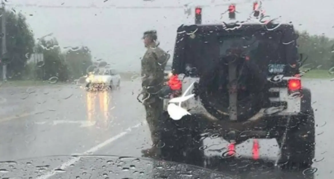 Gestul Unui Soldat în Fața Unui Cortegiu Funerar: O Pildă de Respect și Onoare