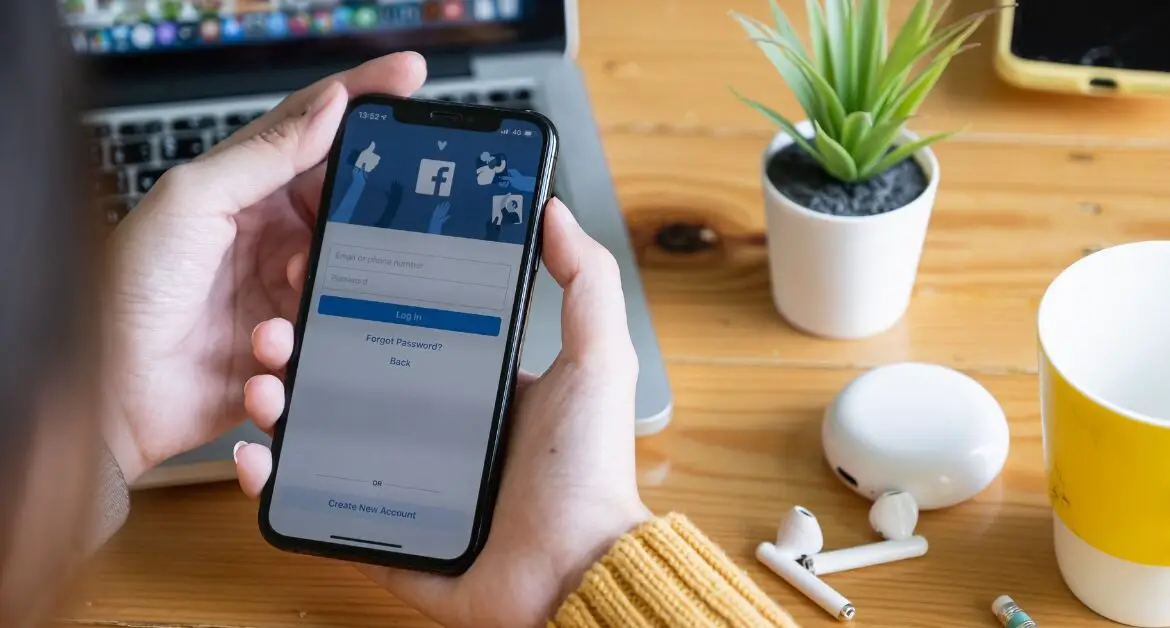 A picat Facebook: Incident Major pe Rețelele Sociale – Facebook, Instagram și WhatsApp în Pană