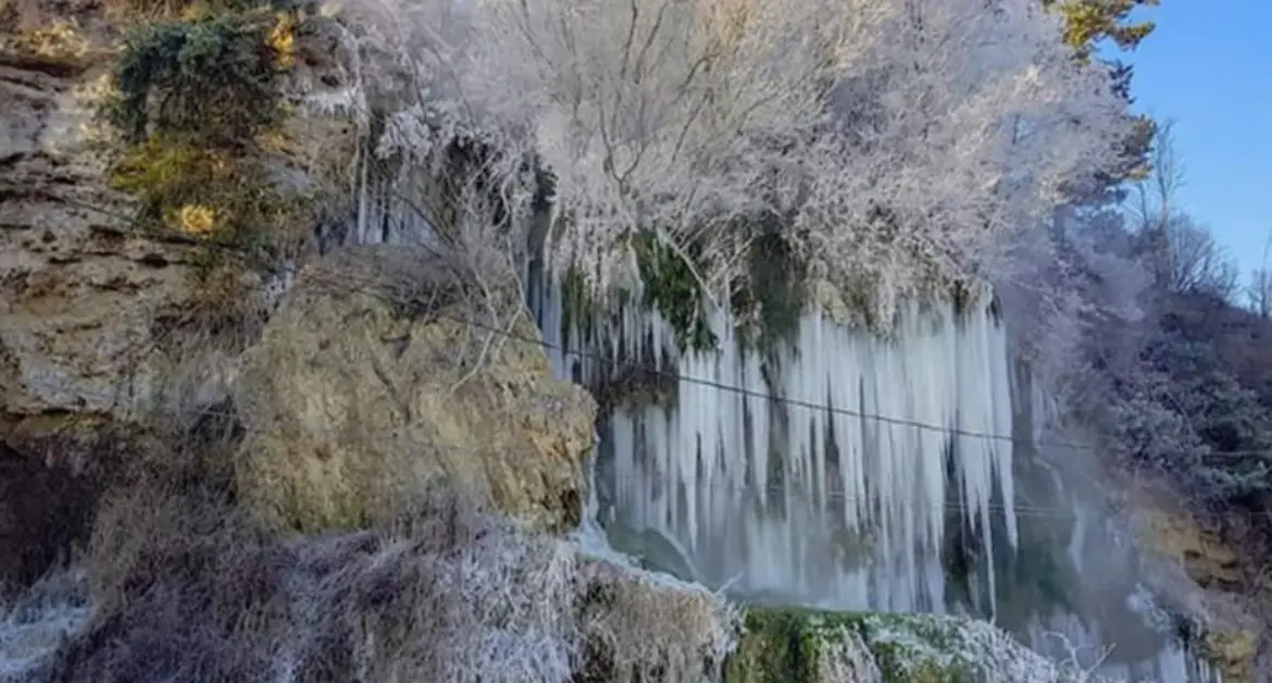 Descoperă Cascada Unică cu Apă Termală din Toplița