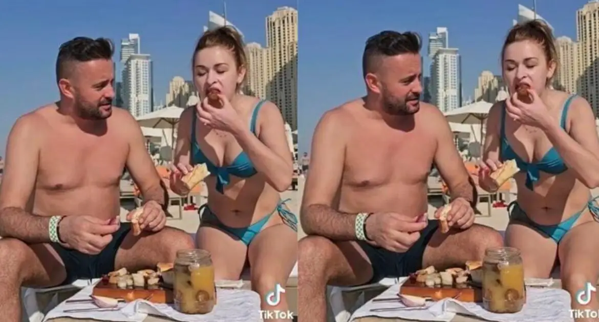 Doi români atrag atenția în Dubai cu o masă tradițională pe plajă