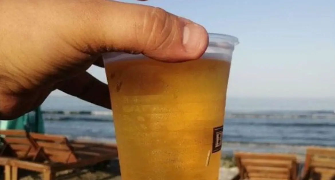 Cât costă un pahar cu bere rece în Mamaia. Turiștii șocați de tarifele crescute in 2024