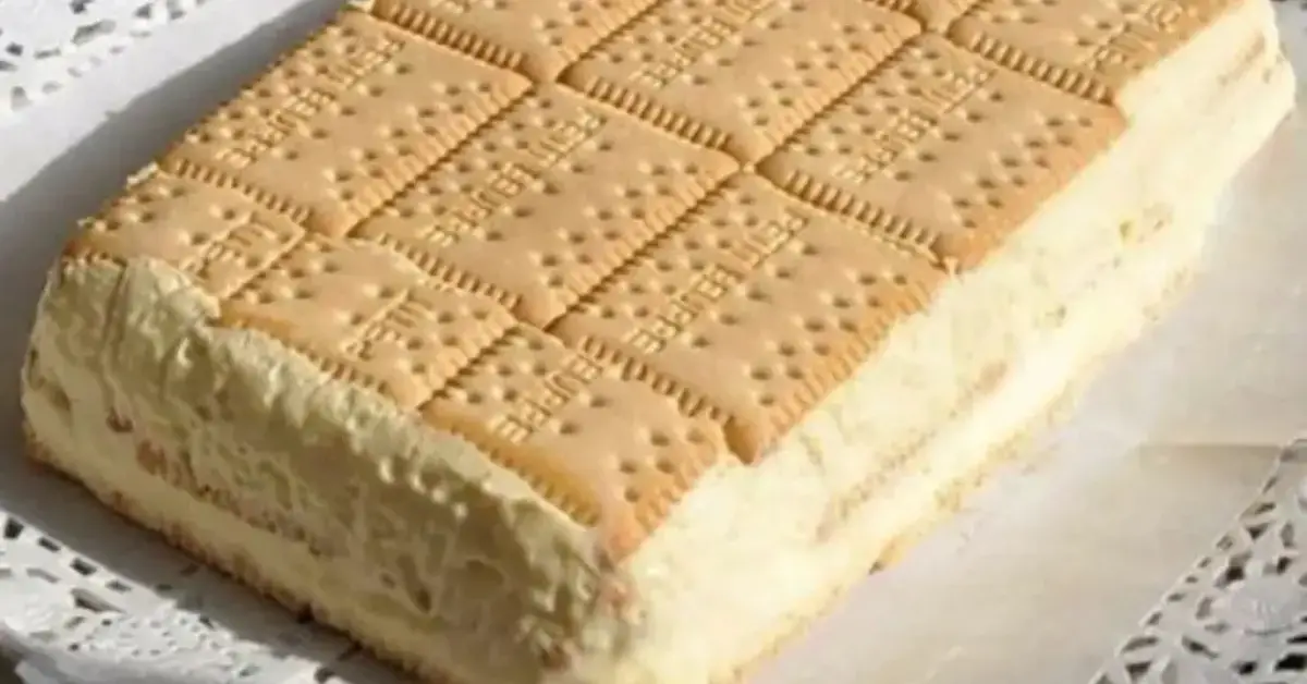 Prăjitură Fără Coacere cu Biscuiți și Cremă de Vanilie – Desert Rapid și Aromat