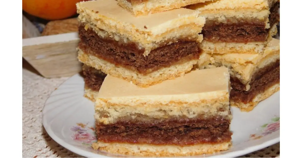 Prăjitură fragedă de post cu gem și blat de cacao – fără ouă, fără lactate