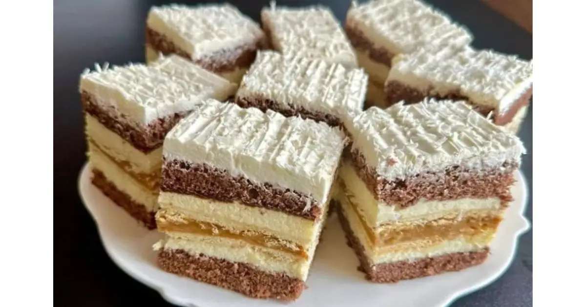 Desert cu caramel și cocos – prăjitură cremoasă cu blat de cacao și frișcă