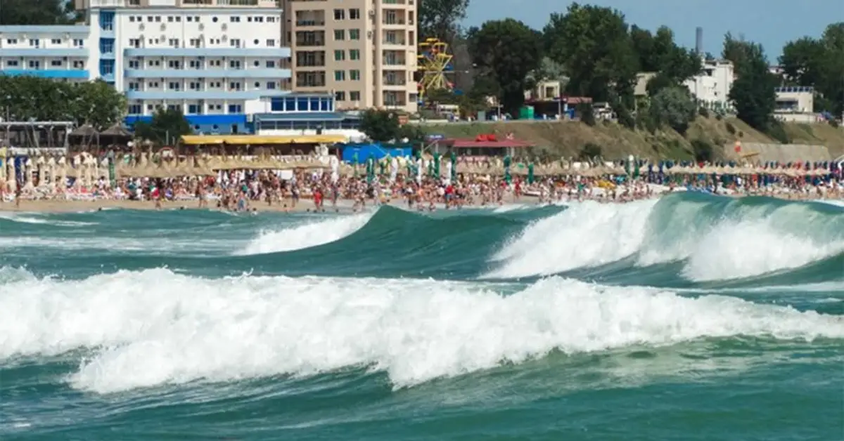 Avertisment pentru turiști: gropi de 3 metri în Eforie, risc major de înec