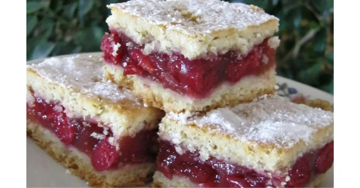 Rețetă prăjitură cu budincă de vanilie și vișine – simplă și delicioasă